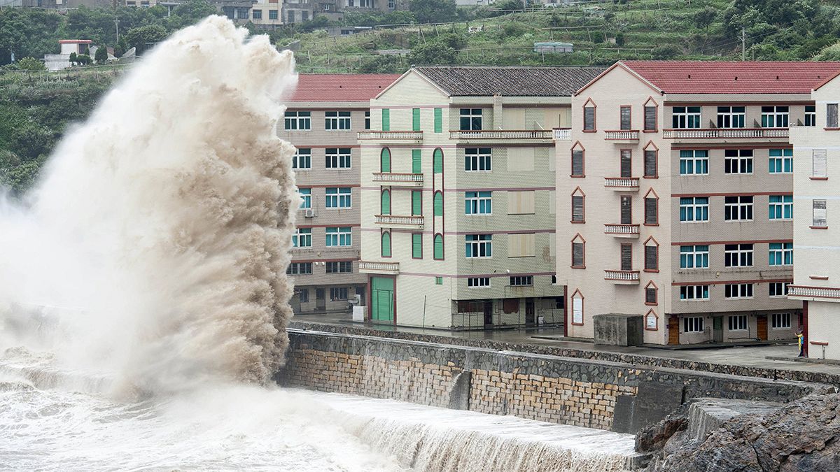 На восточное побережье Китая обрушился тайфун "Чан-хом"