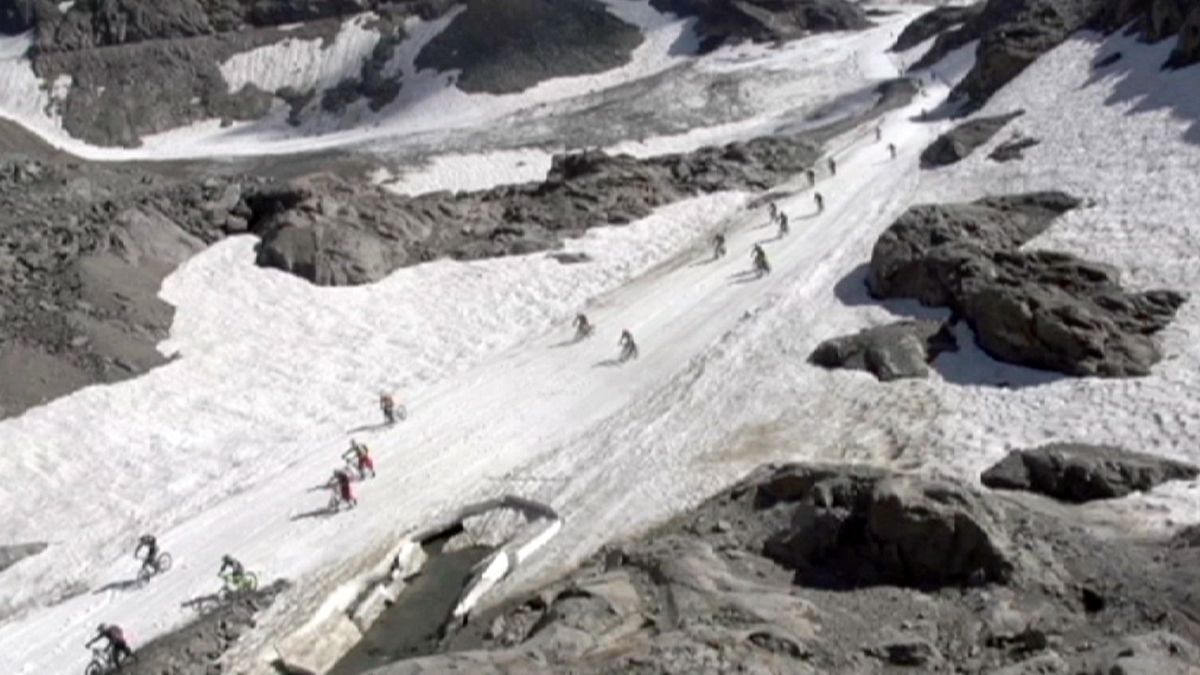 "Megaavalanche" de ciclistas a descer os Alpes