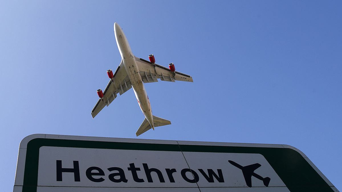 Des activistes s'enchaînent sur une piste de l'aéroport d'Heathrow