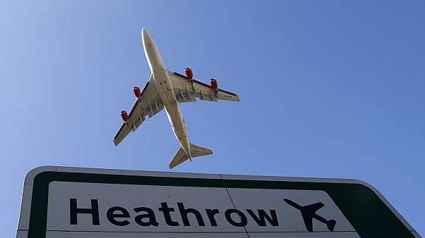 Londres: Ecologistas invadem aeroporto de Heathrow Londres: Ecologistas invadem aeroporto de Heathrow