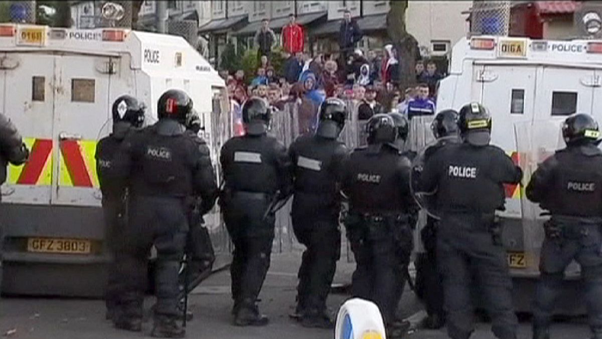 Irlanda do Norte: 8 polícias feridos em confrontos
