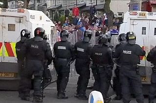 N.Ireland : Eight police officers are inured in parade violence