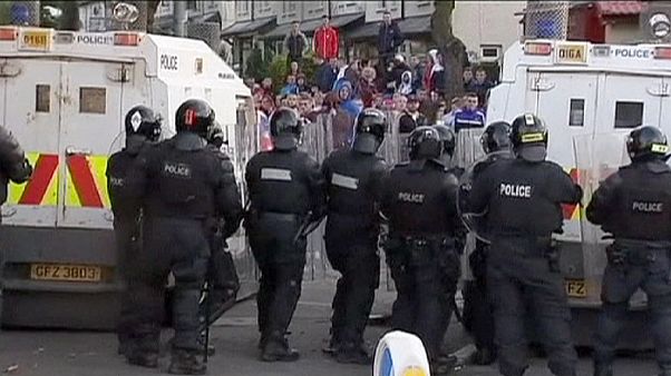 Belfast, scontri tra attivisti protestanti e polizia Belfast, scontri tra attivisti protestanti e polizia