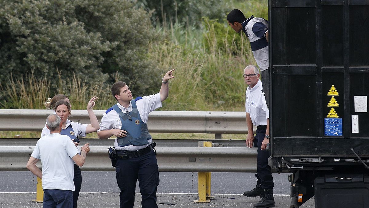 Biztonsági zónát alakítanak ki Calais-ban a kamionosoknak