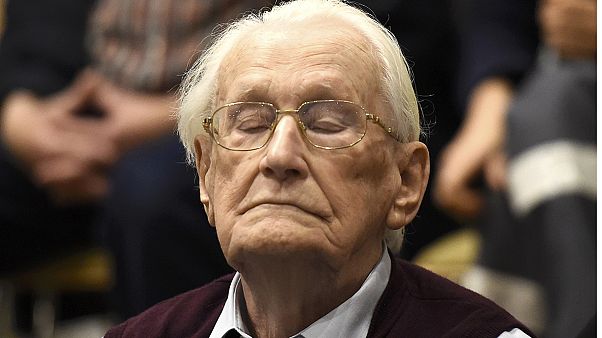 Justiça alemã condena "contabilista de Auschwitz" a 4 anos de prisão Justiça alemã condena "contabilista de Auschwitz" a 4 anos de prisão