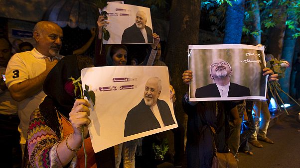 Nucleare iraniano: ministro degli esteri Zarif torna a Teheran. Popolazione festeggia l'accordo Nucleare iraniano: ministro degli esteri Zarif torna a Teheran. Popolazione festeggia l'accordo