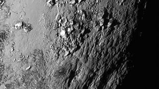 Le prime foto inviate da New Horizon mostrano che su Plutone ci sono montagne di ghiaccio alte fino a 3500 metri