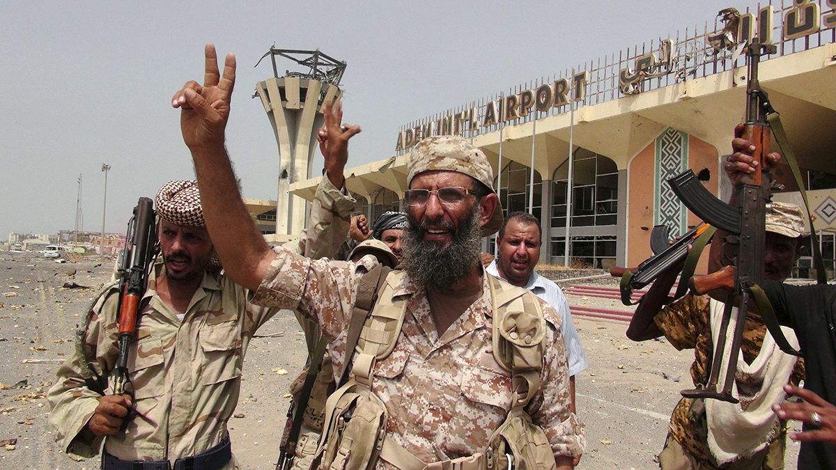 Iémen: Membros do Governo no exílio regressam a Áden