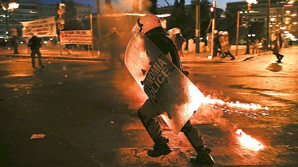 Tüntetők csaptak össze rendőrökkel Athénban miközben a parlament a reformokról szavazott Tüntetők csaptak össze rendőrökkel Athénban miközben a parlament a reformokról szavazott