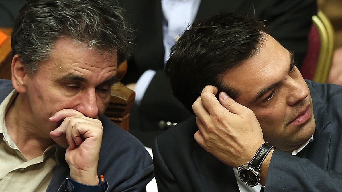 Grécia: Aprovação do plano da "Troika" pulveriza maioria de Tsipras