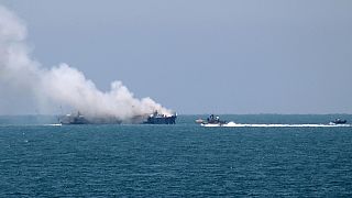 Ägyptisches Schiff gerät nach Feuergefecht in Brand