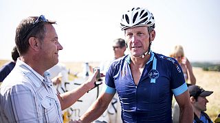 Lance Armstrong percorre due tappe del Tour de France,per beneficenza