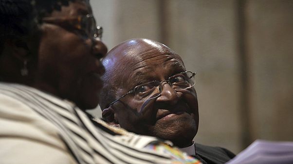 Desmond Tutu wird weiter im Krankenhaus behandelt Desmond Tutu wird weiter im Krankenhaus behandelt