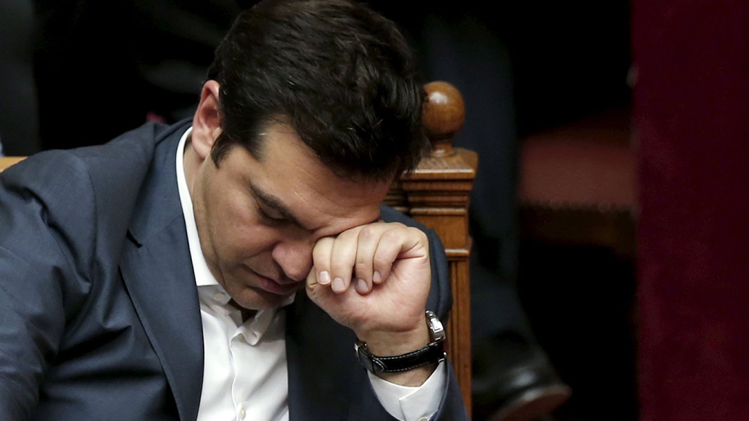 Reform paketini geçiren Çipras partisindeki tepkileri dindirmeye çalışıyor