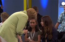 Merkel faz chorar jovem palestiniana: "Alguns têm de se ir embora"