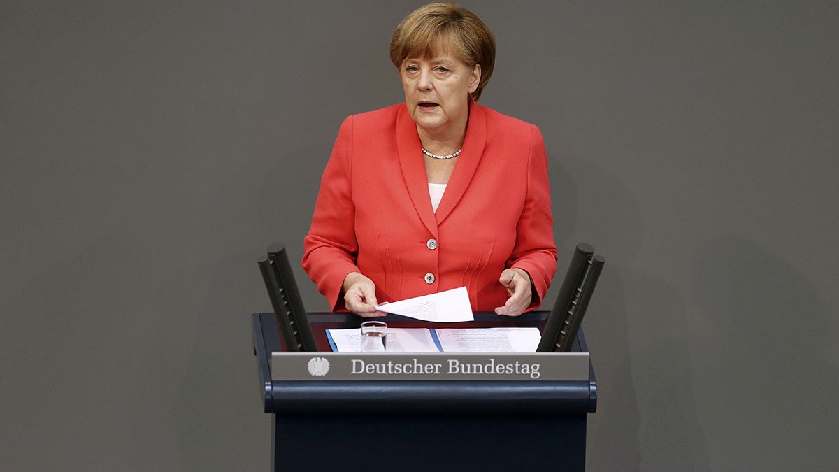 Parlamento alemão aprova início de conversações para resgatar a Grécia