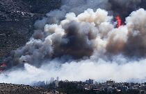 Les pompiers luttent contre un incendie tout près d'Athènes