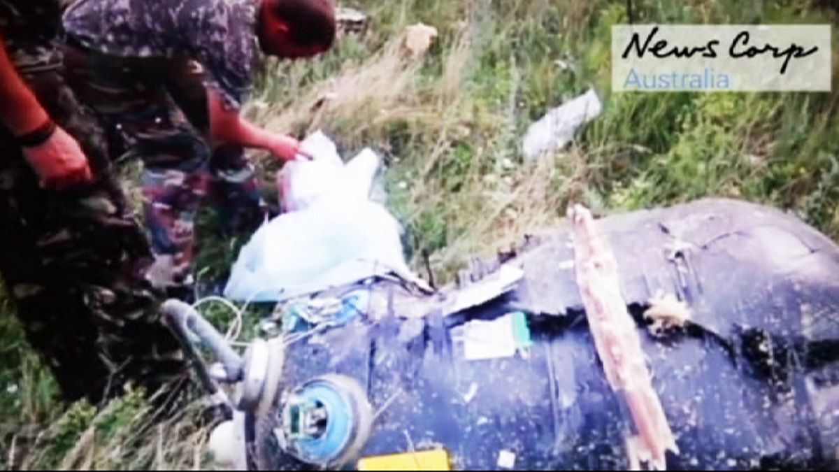 Ucraina: filmato mostra separatisti sul luogo del disastro dell'MH17