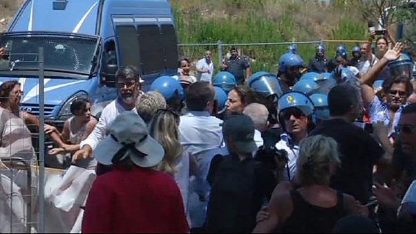 Brennende Möbel bei Protesten gegen Flüchtlingsheime in Italien Brennende Möbel bei Protesten gegen Flüchtlingsheime in Italien