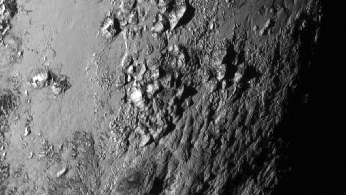 "New Horizons" capta imágenes de montañas heladas en Plutón