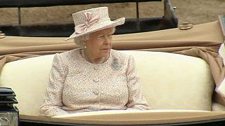 İngiltere Kraliçesi Elizabeth'in Nazi selamı verirken görüntüleri ortaya çıktı