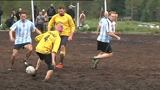 Un tournoi de football dans la boue