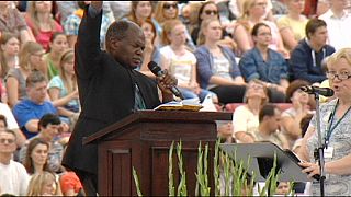 Umstrittener Prediger John Bashobora in Warschauer Stadion