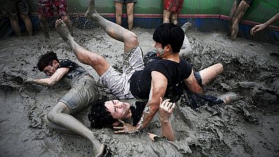 Divertimento "scivoloso" per gli amanti del fango in Corea del Sud