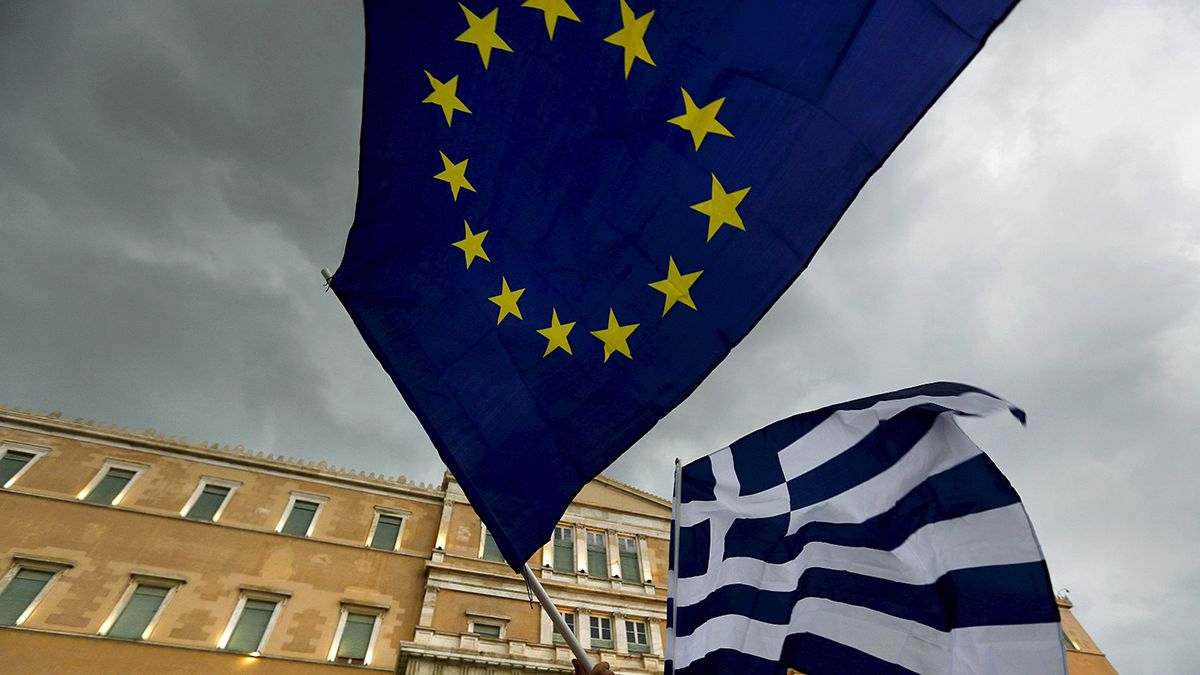 Merkel admite perdão à Grécia, Hollande quer reestruturação da Zona Euro