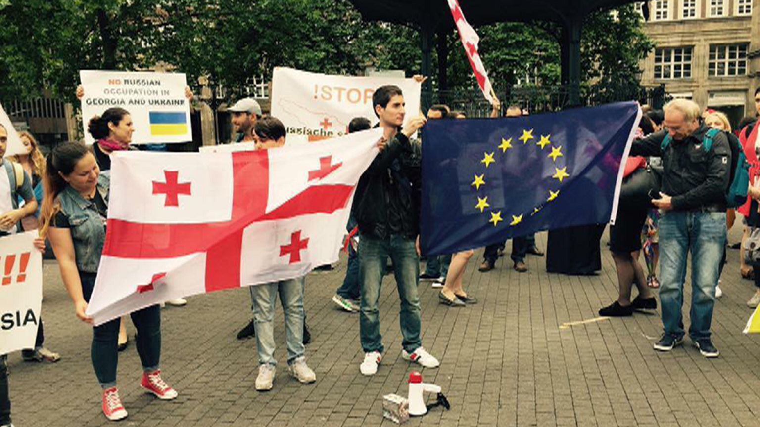 Georgier protestieren gegen "schleichende Okkupation durch Russland"