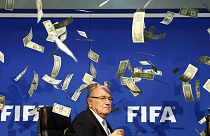 Komiker wirft Geldscheine auf Blatter vor FIFA-Pressekonferenz