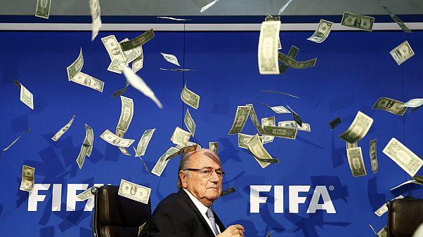 Hamis dollárok hullottak Blatter fejére Hamis dollárok hullottak Blatter fejére