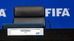 Sepp Blatter interrumpe su rueda de prensa tras el "ataque" de un activista