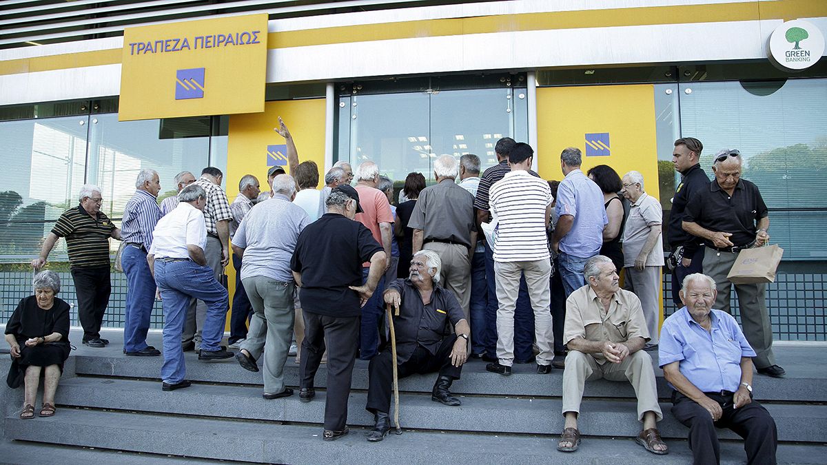 Largas colas en Grecia ante la reapertura de los bancos