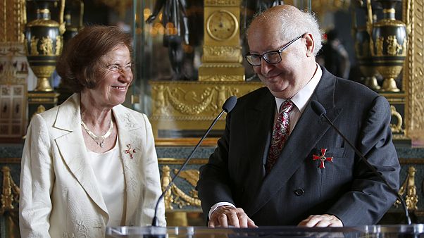 Beate et Serge Klarsfeld décorés pour leur traque des criminels nazis Beate et Serge Klarsfeld décorés pour leur traque des criminels nazis