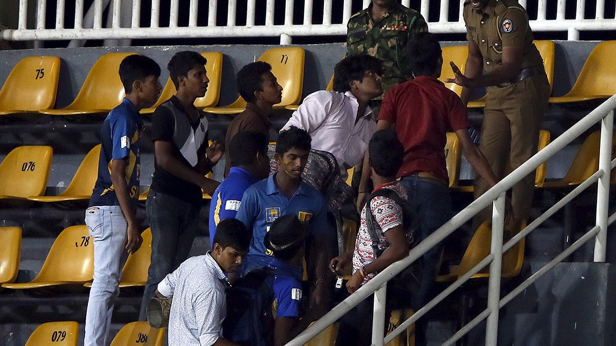 Sri Lanka ile Pakistan arasındaki kriket maçına asker müdahale etti