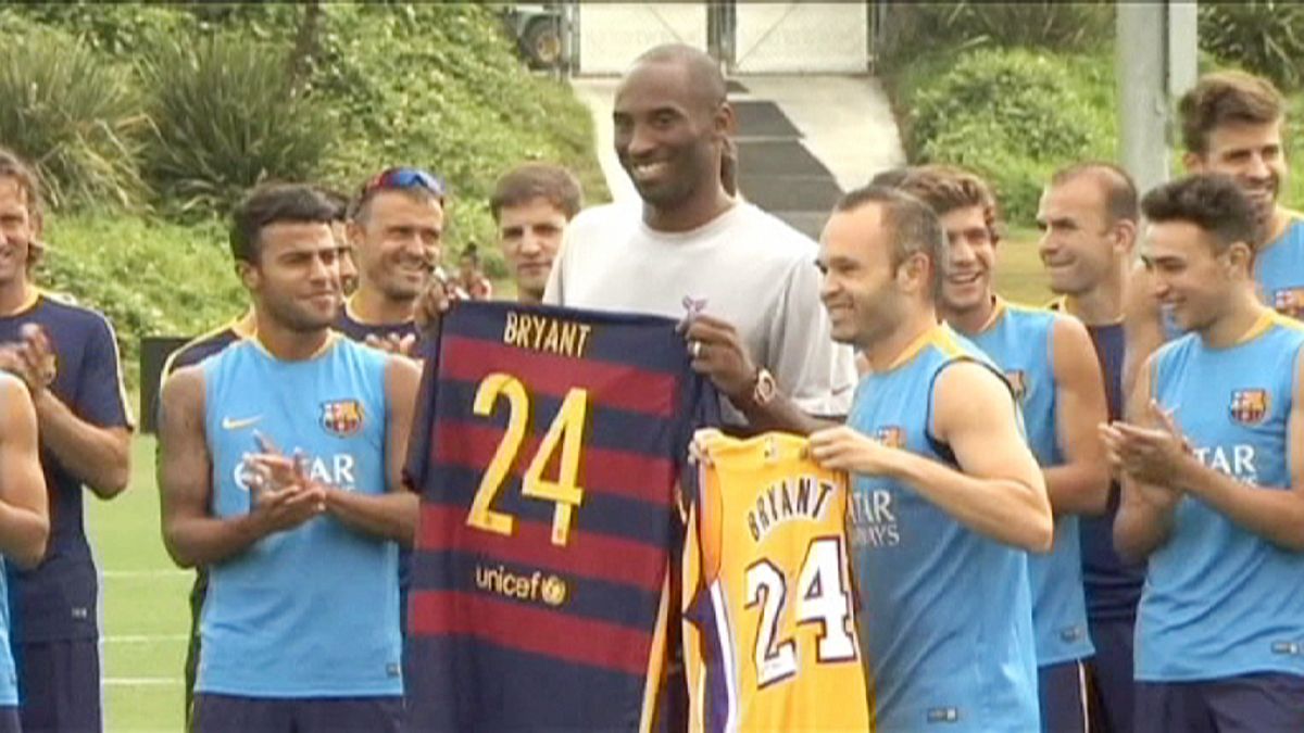 Kobe Bryant visita Barcelona em Los Angeles e troca camisola com Iniesta