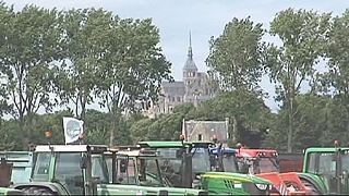 Des agriculteurs en colère bloquent l'accès au Mont Saint Michel