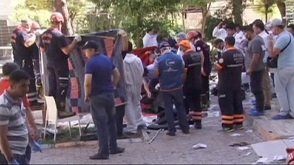 El grupo Estado Islámico ataca Turquía: una treintena de muertos en atentado suicida El grupo Estado Islámico ataca Turquía: una treintena de muertos en atentado suicida