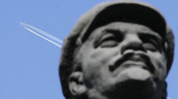 Ivre, il décapite une statue de Lénine et écope d’un an de prison Ivre, il décapite une statue de Lénine et écope d’un an de prison