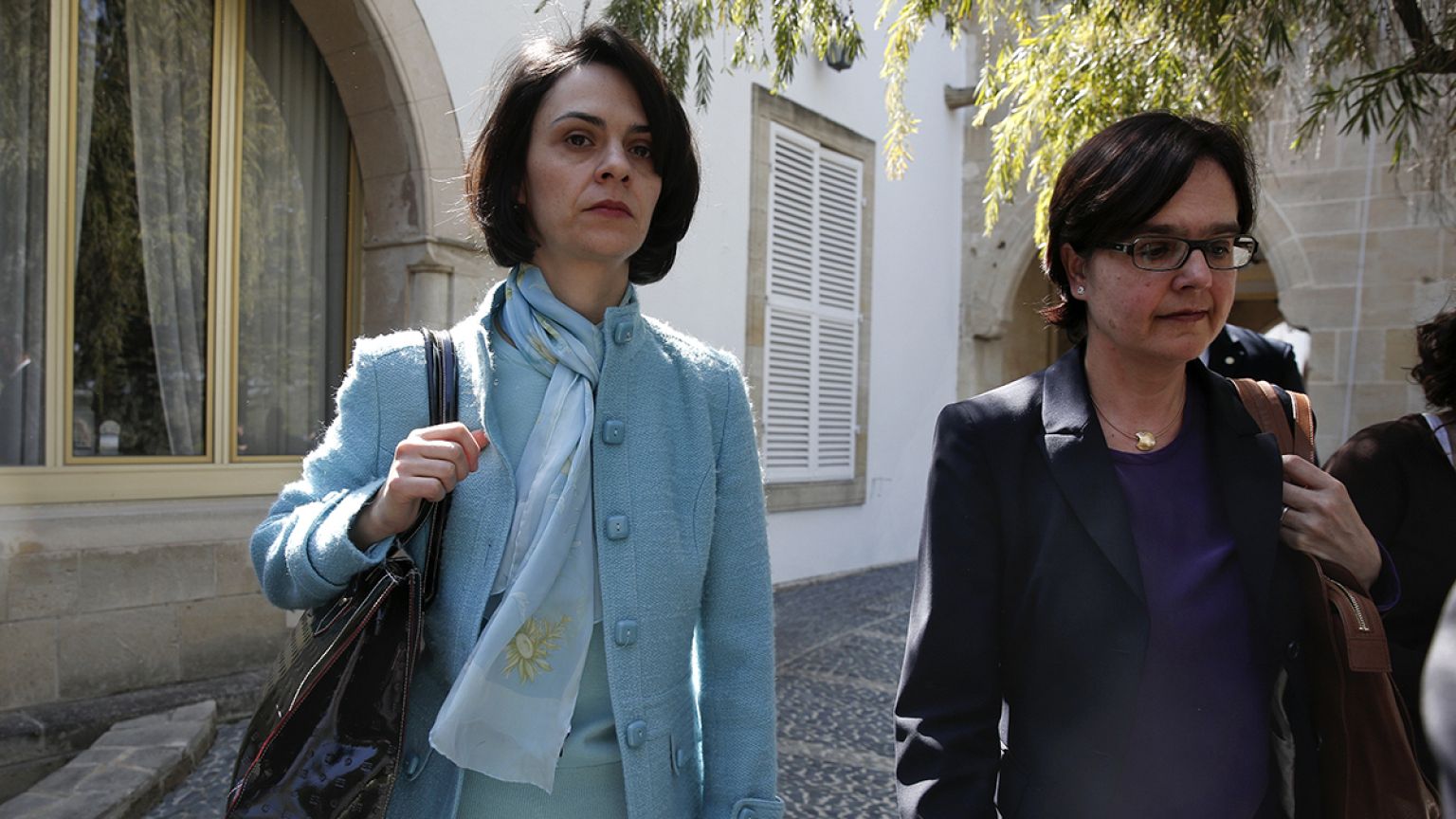 Η τρόικα επιστρέφει στην Ελλάδα με την Βελκουλέσκου ως επικεφαλής!