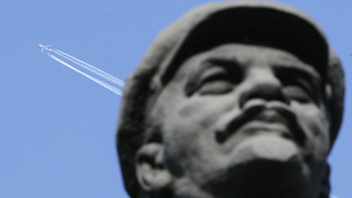 Verhängnisvolle Umarmung: Selfie-Enthusiast zerstört Lenin-Statue
