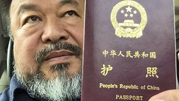China devolve passaporte a artista e dissidente Ai Weiwei China devolve passaporte a artista e dissidente Ai Weiwei