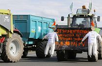 France: farmers move blockades further south