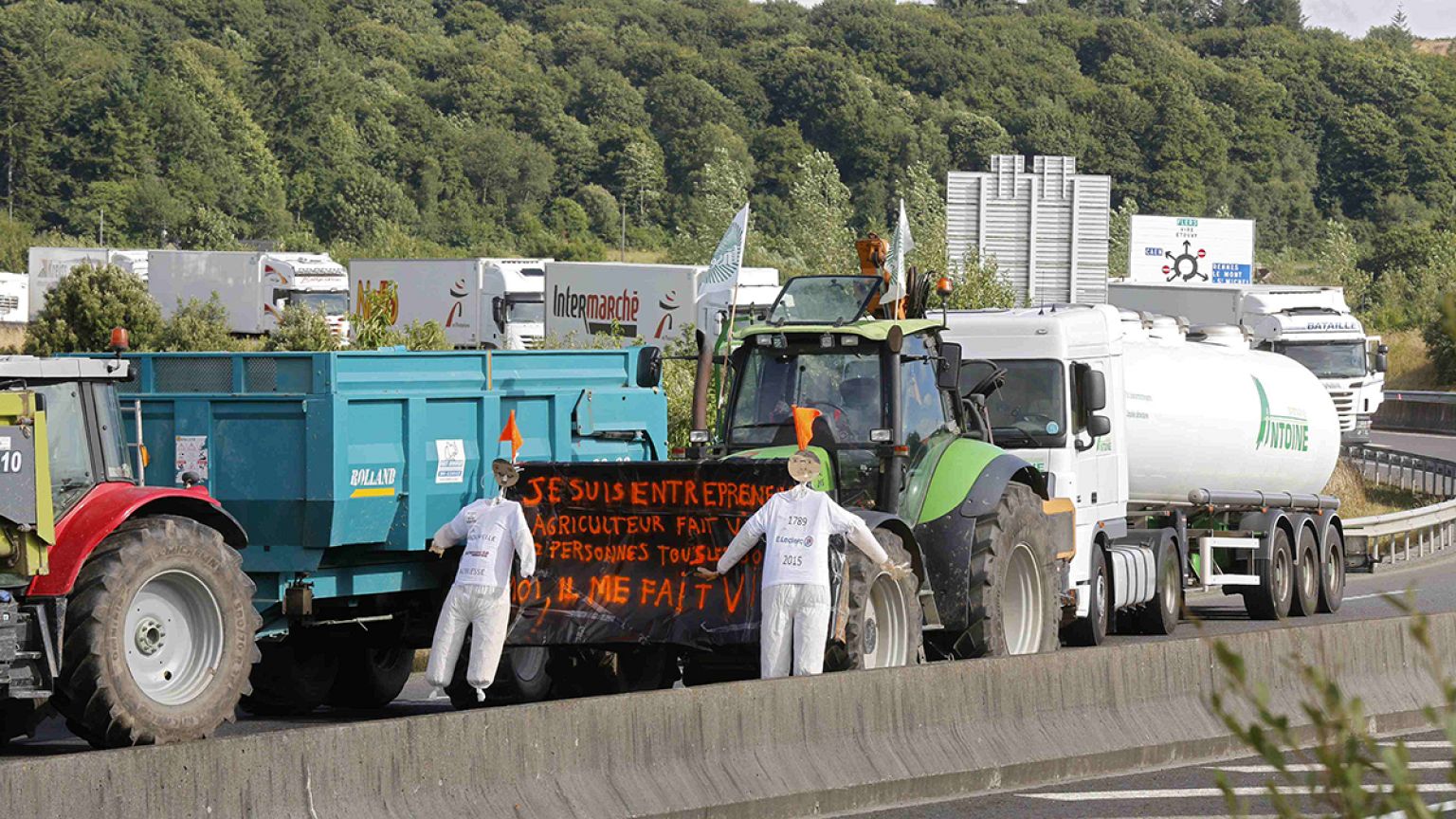 French farmers block Lyon in product price war