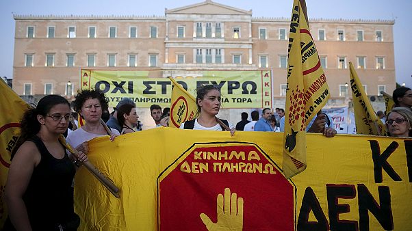 Манифестанты в Афинах призывают отвергнуть «третью программу» Манифестанты в Афинах призывают отвергнуть «третью программу»