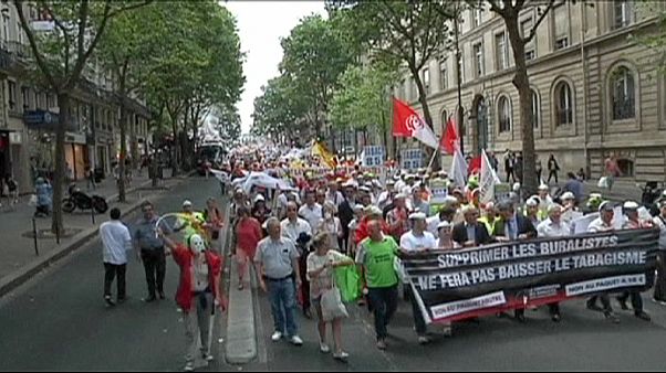 Francia, tabaccai e carote davanti al Senato Francia, tabaccai e carote davanti al Senato