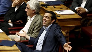 البرلمان اليوناني يقر اصلاحات تسمح بخطة انقاذ ثالثة