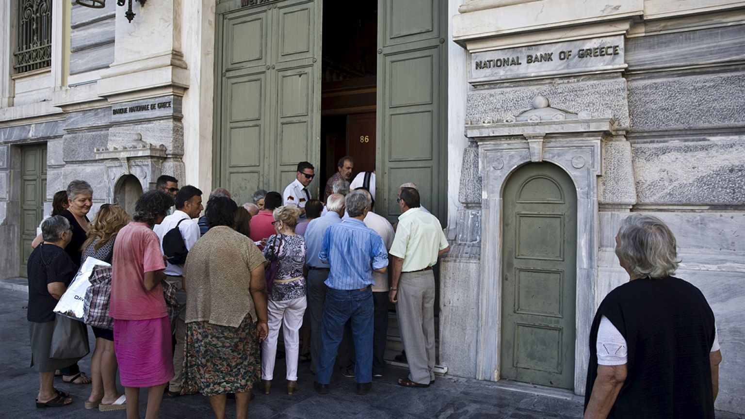 Ελλάδα: Τι θα ισχύει από τα μεσάνυχτα για τις αναλήψεις από τις τράπεζες