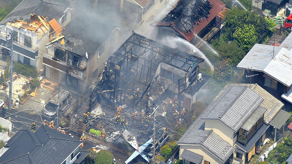 Tóquio: Queda de avião em zona residencial faz 3 mortos